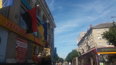У центрі Тернополя вивішують патріотичну символіку (фотофакт)