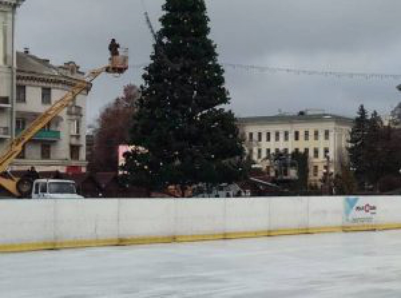 У центрі Тернополя вже працює ковзанка