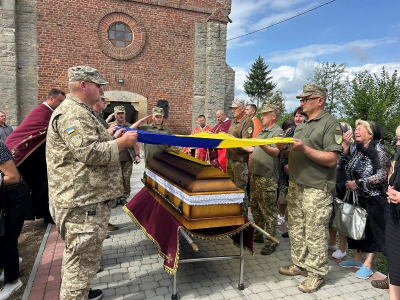 У Великій Березовиці попрощались з 43-річним Михайлом Колодчуком, який загинув на війні