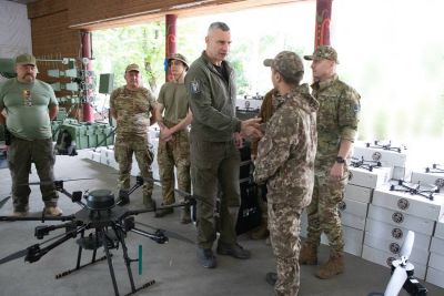 Кличко передав батальйону «Свобода» майже 2500 дронів, всюдиходи та системи РЕБ