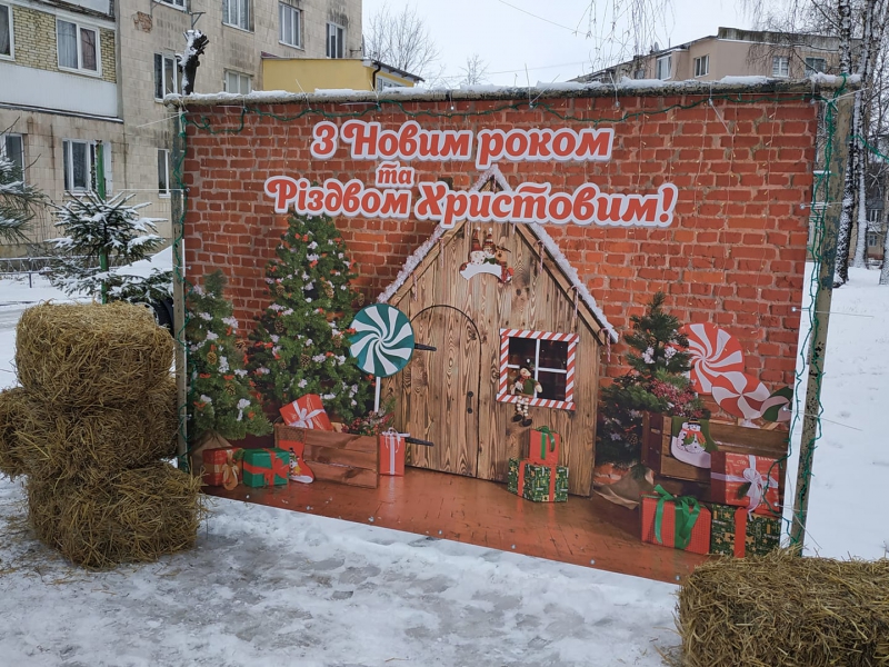 Тернополяни самотужки встановили у дворі будинку святкову фотозону