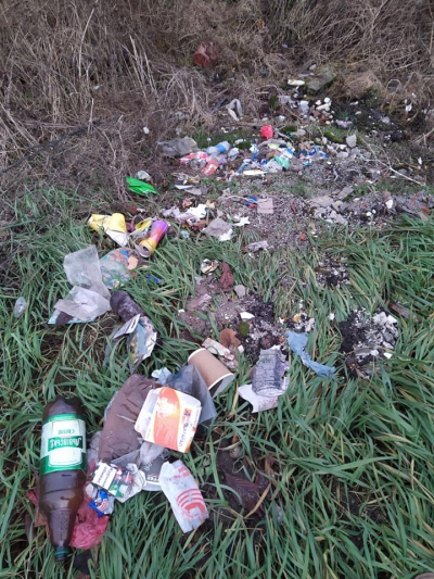 &quot;Наслідили&quot;: на Тернопільщині невідомі залишили купу сміття на березі річки (фотофакт)