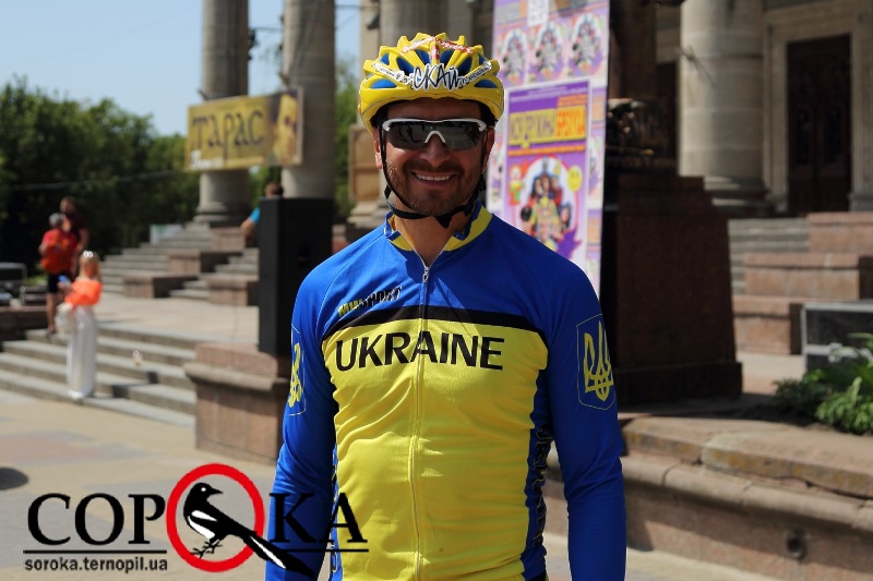 Понад дві тисячі кілометрів на велосипеді: до Тернополя приїхав лідер відомого гурту (фото)