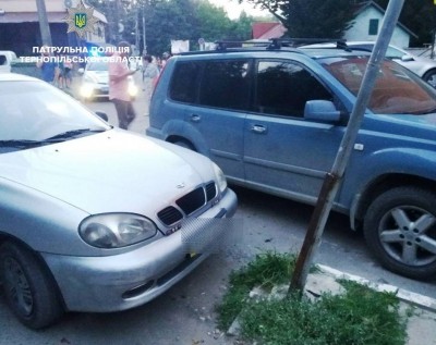 У Тернополі добряче нетверезий водій в&#039;їхав у металевий стовп