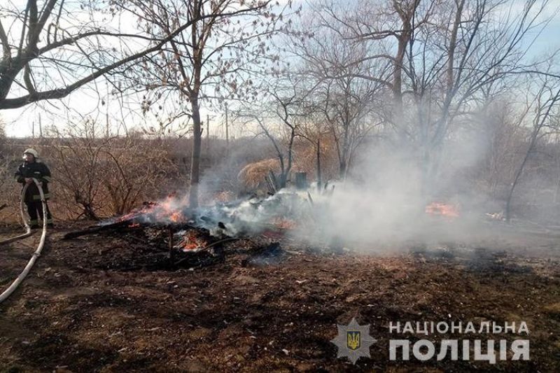На Теребовлянщині під час спалювання сухої трави загинула жінка