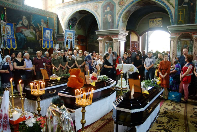 На Тернопільщині попрощалися з родиною, яка загинула у ДТП на Рівненщині