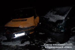 На Тернопільщині на слизькій дорозі зіткнулися два мікроавтобуси (фото)