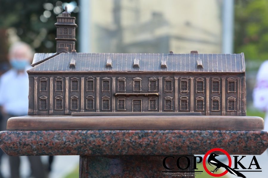 У центрі Тернополя відкрили бронзовий макет міської ратуші (фоторепортаж)