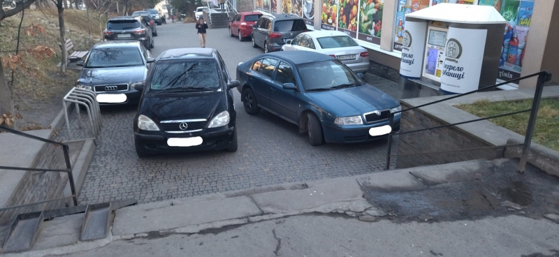 У Тернополі автівки повністю заблокували тротуар (фотофакт)