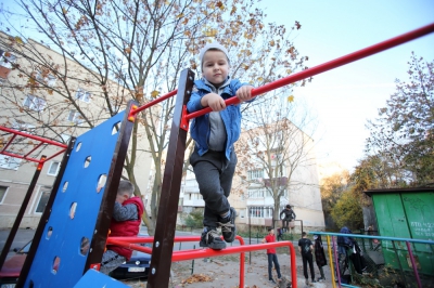 У Тернополі відкрили оновлений дитячий майданчик
