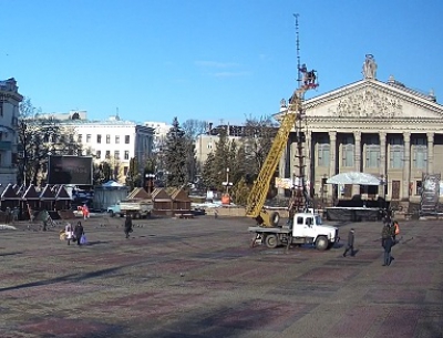 На Театральному майдані у Тернополі вже встановлюють головну ялинку міста