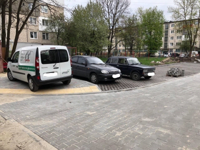 Тернопільські водії продовжують «підкорювати» місцеві тротуари (фотофакт)