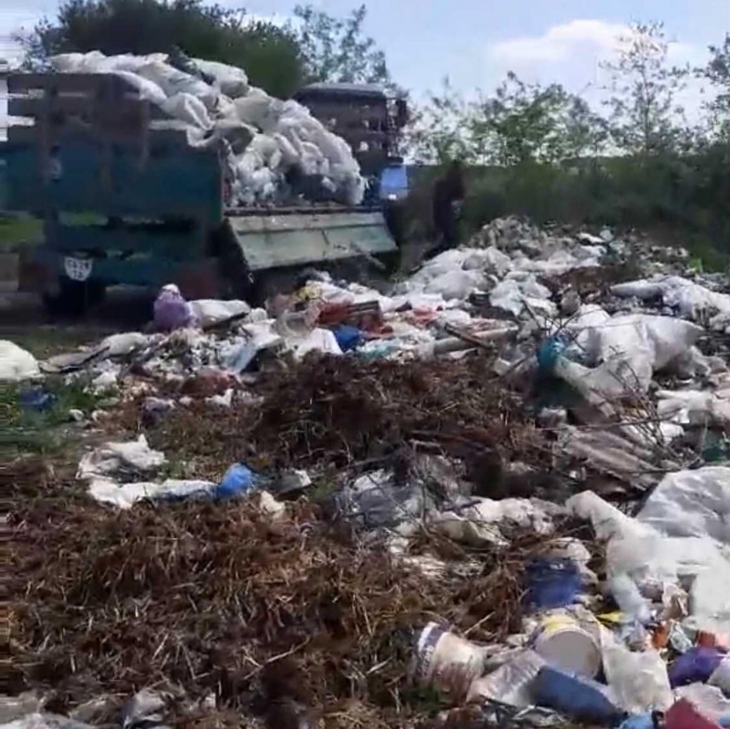 У село на Тернопільщині незаконно звозять непотріб (фотофакт)