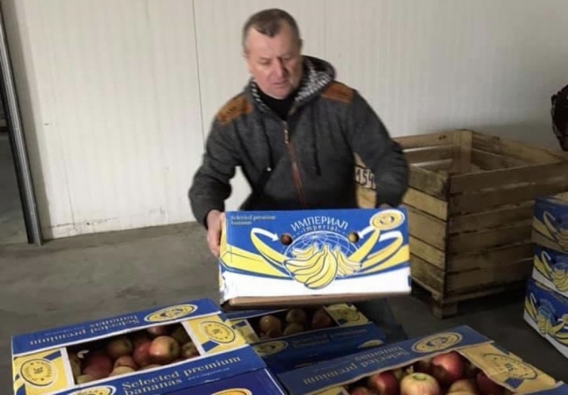 Аграрій з Тернопільщини Петро Гадз передав захисникам п’ять тонн яблук