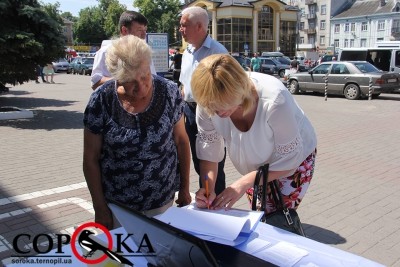 На тернопільському залізничному вокзалі сьогодні роздають «квитки до успіху»