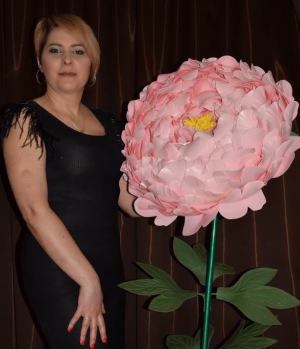 Майстриня з Тернопільщини створює гігантські квіти заввишки з людину (фото)