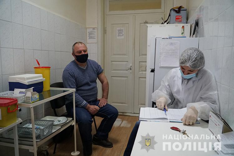 На Тернопільщині від коронавірусу вакцинують правоохоронців