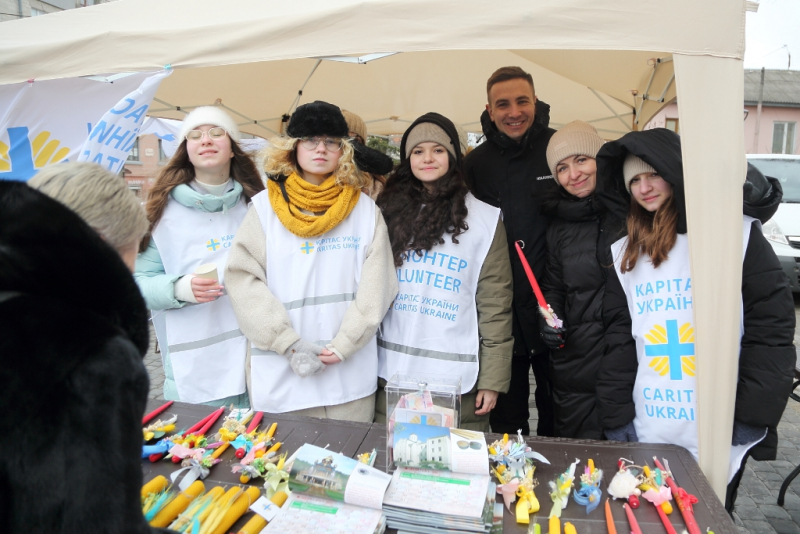 У центрі Тернополя сьогодні продають стрітенські свічки, щоб підтримати сім’ї загиблих Героїв (фото)