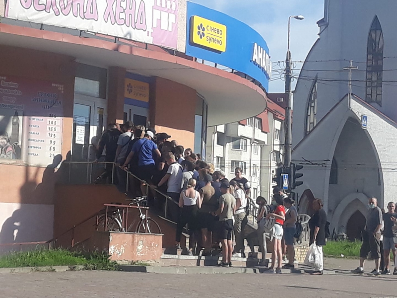 Попри карантин, у Тернополі «штурмують» секонд-хенди (фотофакт)