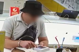 Затримали тернополянина, який розраховувався за покупки сувенірними грошима та привласнював чуже майно