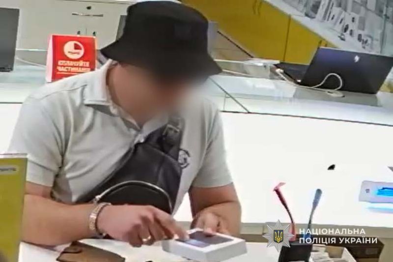 Затримали тернополянина, який розраховувався за покупки сувенірними грошима та привласнював чуже майно