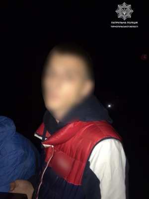 Під час комендантської години у Тернополі поліцейські спіймали чоловіка з наркотиками