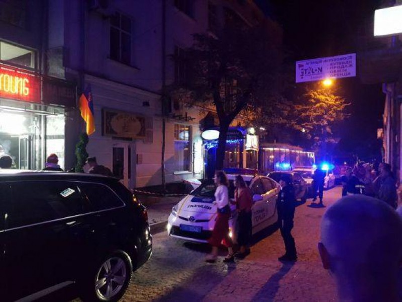 Падав приблизно із 6 поверху: з тераси відомого тернопільського ресторану «На небі» випав чоловік