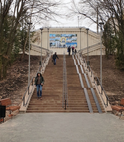 У тернопільському парку «Топільче» ремонтують пішохідні алеї та місток (фото)