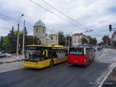 На частині ділянки тернопільської дамби, де триває капремонт, влаштували нижній шар асфальтобетону