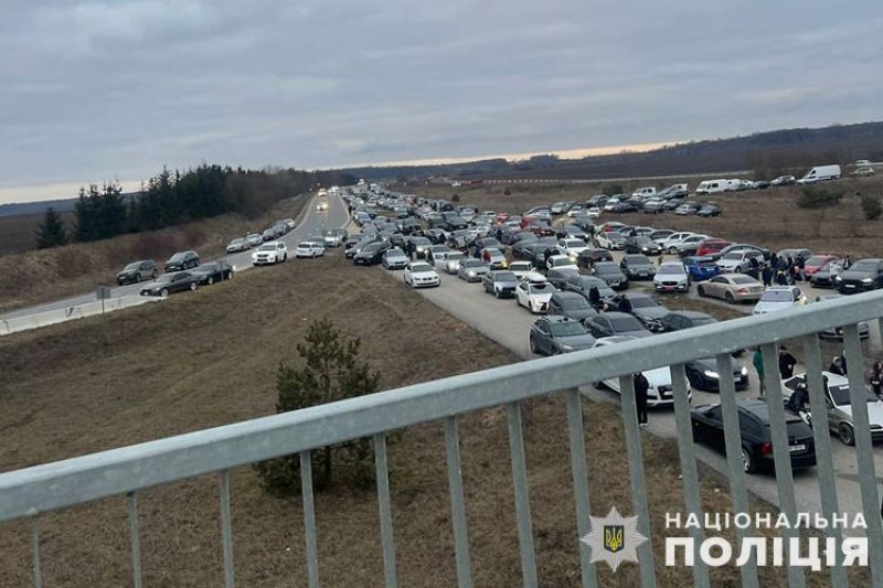 Організаторів несанкціонованих автоперегонів, які відбулися поблизу Тернополя, встановлюють поліцейські