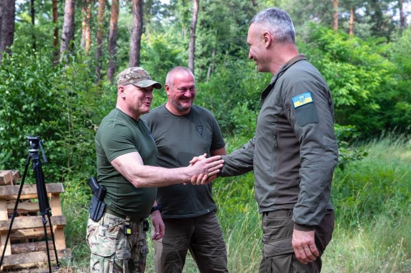 Віталій Кличко передав допомогу від столичної громади двом військовим підрозділам – понад 2300 дронів та системи РЕБ