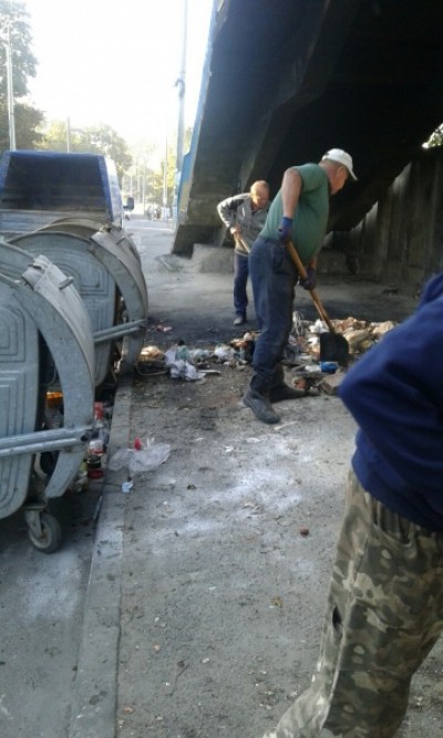 Комунальники ліквідували стихійне звалище сміття під мостом у Тернополі. Та чи надовго порядок?