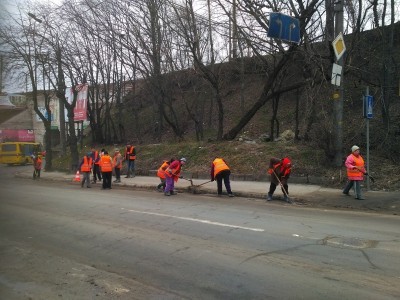 Узбіччя доріг Тернополя продовжують прибирати після зими