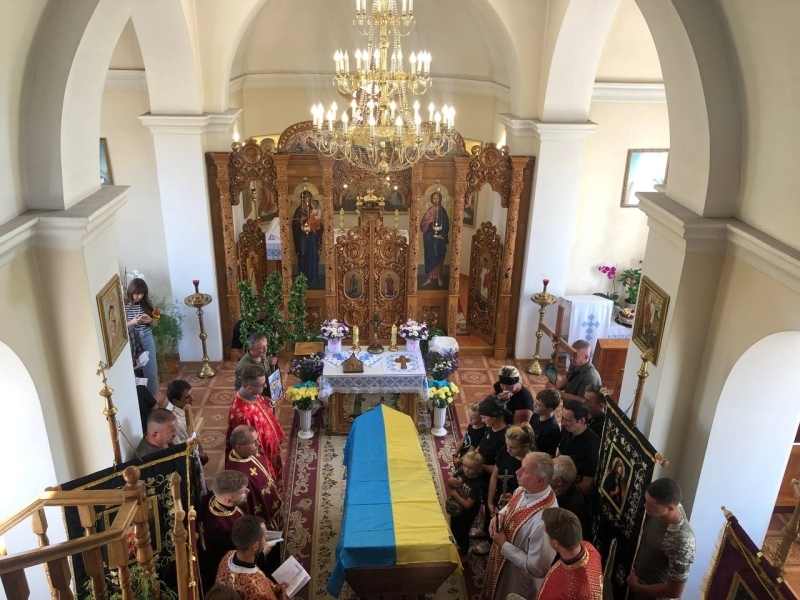На Тернопільщині провели в останню дорогу 20-річного Героя Романа Кватюру