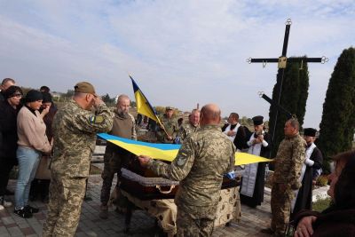 Борсуківська громада у скорботі: в останню земну дорогу провели воїна Віктора Комаринця