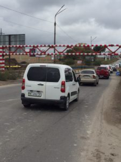 “Ворота” на Гаївському шляхопроводі у Тернополі відновляють вже четвертий раз