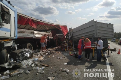 Жахлива ДТП неподалік Тернополя: водій однієї з вантажівок загинув на місці аварії