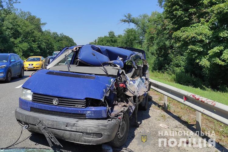 Заснув за кермом: на Тернопільщині водій буса врізався у вантажівку