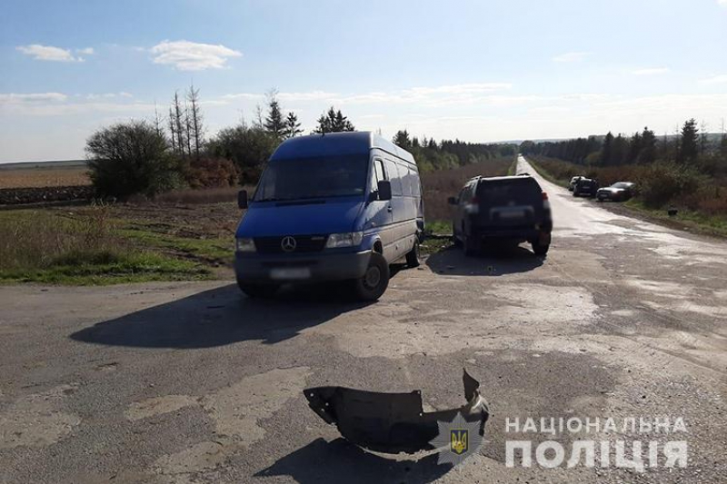 У ДТП на Тернопільщині потрапили дві іномарки та бус. Серед постраждалих - шестирічна дитина