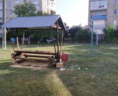 На Тернопільщині відпочивальники залишили купи сміття на дитячому майданчику (фото)