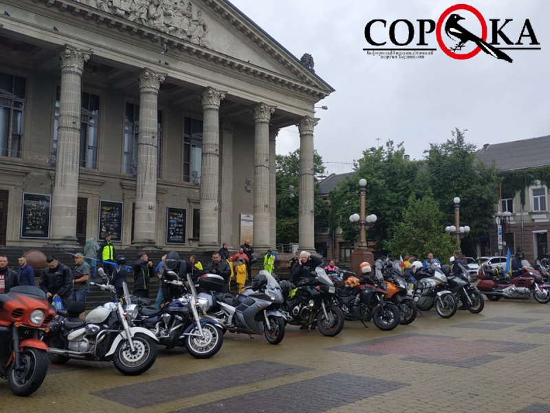 На головну площу Тернополя сьогодні приїхали десятки байкерів (фотофакт)