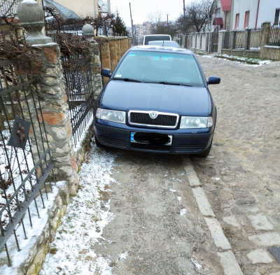 У Тернополі водій залишив своє авто на тротуарі (фотофакт)