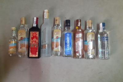 У Тернополі затримали бармена, який продавав спиртні напої на розлив зі свого автомобіля