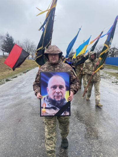 У громаді на Тернопільщині попрощалися з полеглим воїном Михайлом Вархоляком