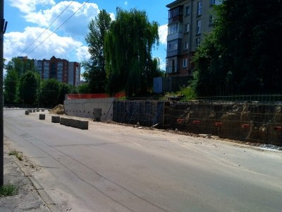 У Тернополі продовжують ремонтувати підпірну стіну на вулиці Миру