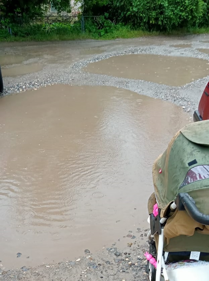 На Тернопільщині дорога до дитячого садка перетворилася на озеро (фотофакт)