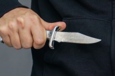 Приставив до шиї ніж: на Тернопільщині правоохоронці затримали чоловіка, який погрожував розправою дружині та матері