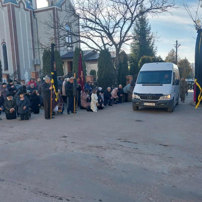 Жителі Борщівської громади зустріли полеглого захисника Івана Гладія