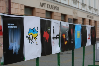У центрі Тернополя відкрили виставку плакатів харківського художника про війну, біль та любов (фоторепортаж)