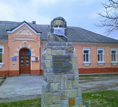 На Тернопільщині у медичну маску одягнули пам’ятник оперного співака (фотофакт)